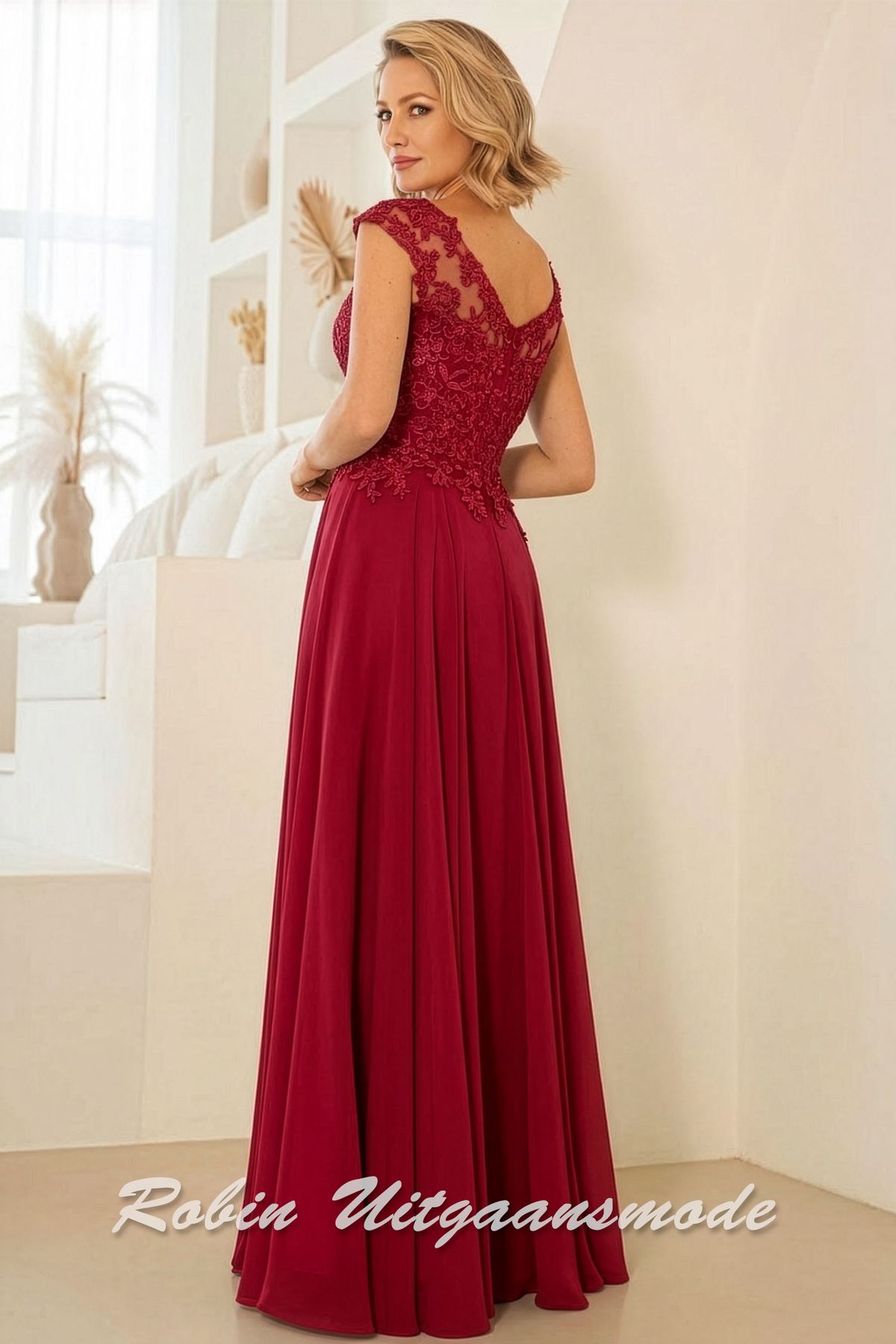 Achterkant van de Donkerrode avondjurk met kanten lijfje, V-hals, brede schouderbanden en een chiffon rok.