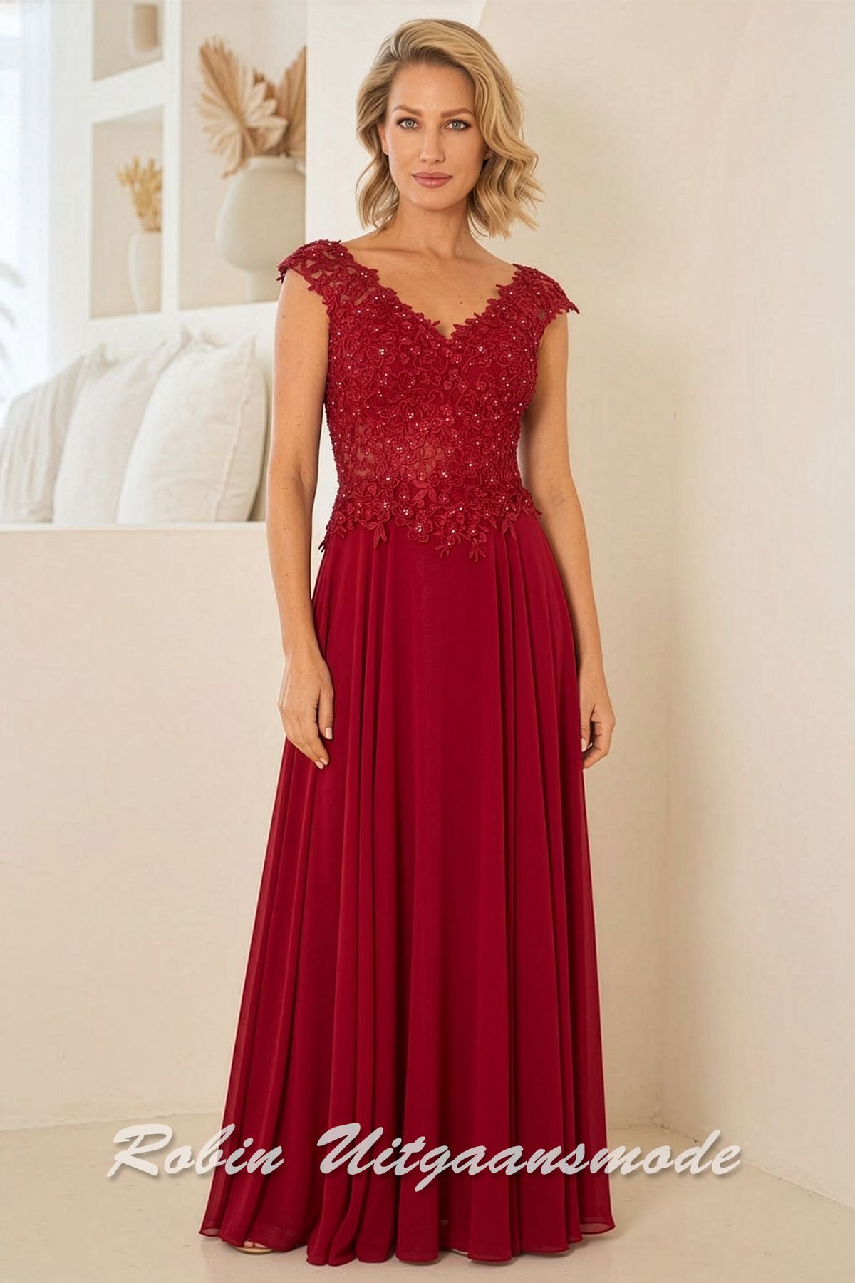Donkerrode avondjurk met kanten lijfje, V-hals, brede schouderbanden en een chiffon rok.