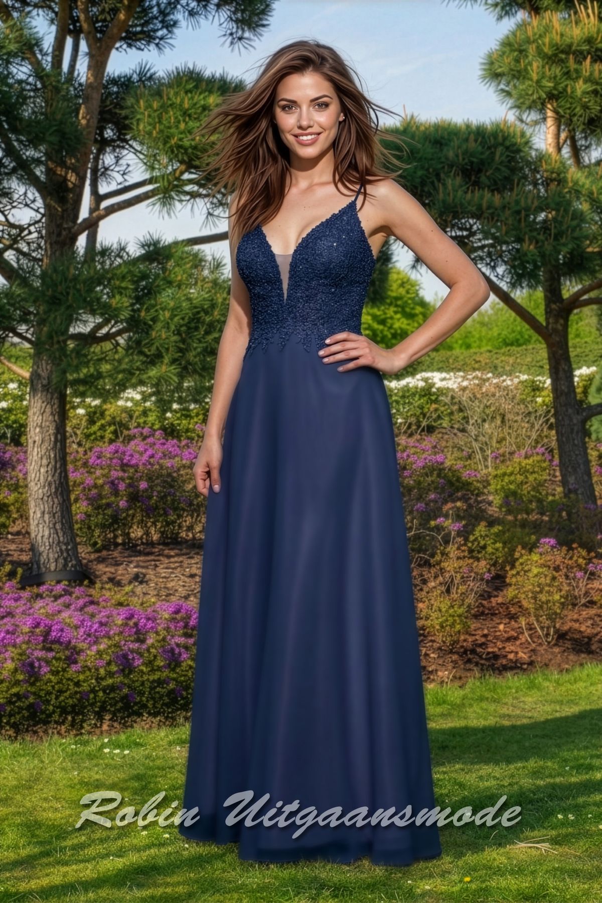 Lange avondjurk met een lijfje van kant en glitters, een V-hals, smalle bandjes en chiffon rok