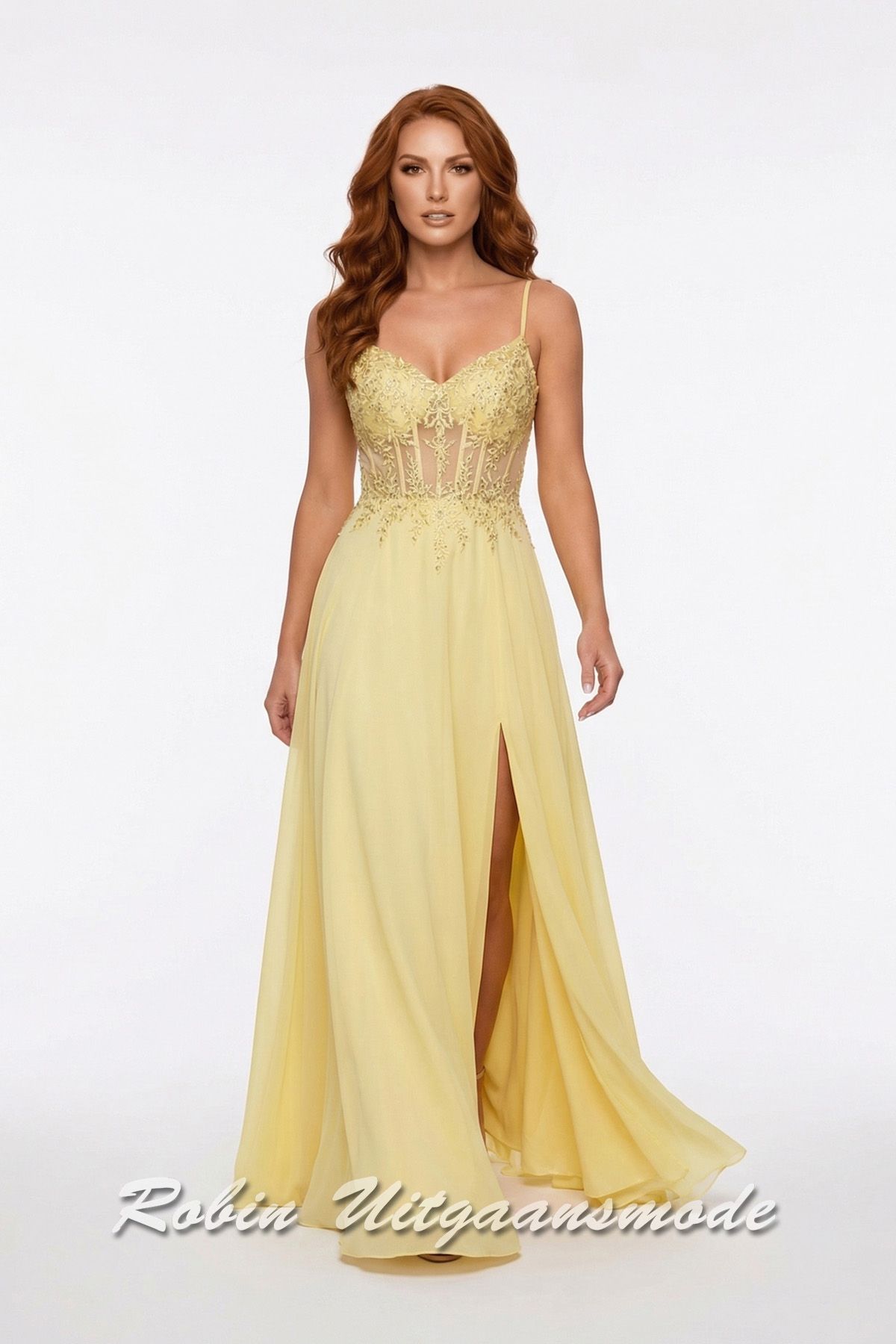 Gele Galajurk met sprankelend versierd lijfje, smalle bandjes en chiffon rok met hoge split