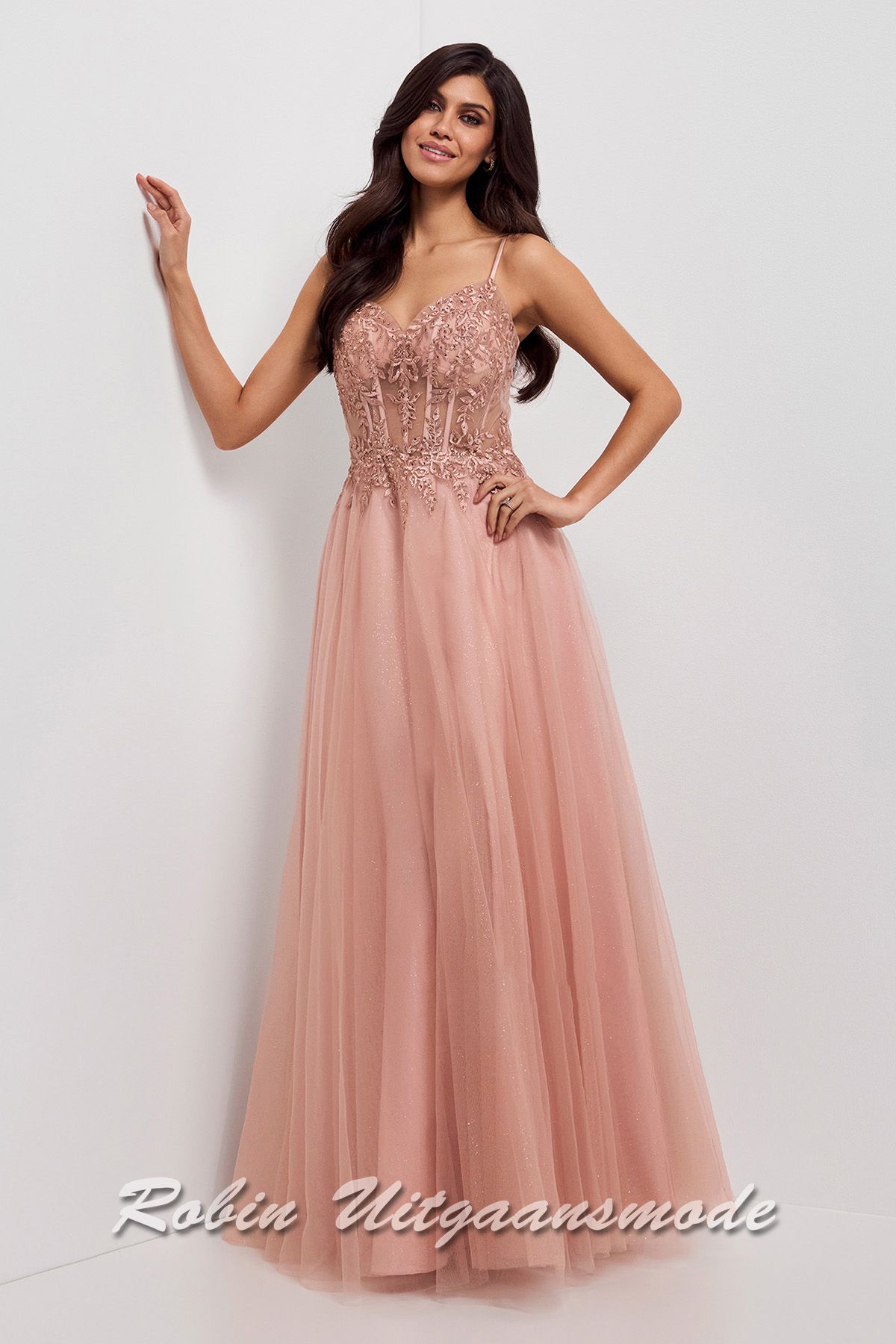 Abrikoos galajurk met kanten korset top, een semi-transparante taille en lange rok bedekt met glitter tule