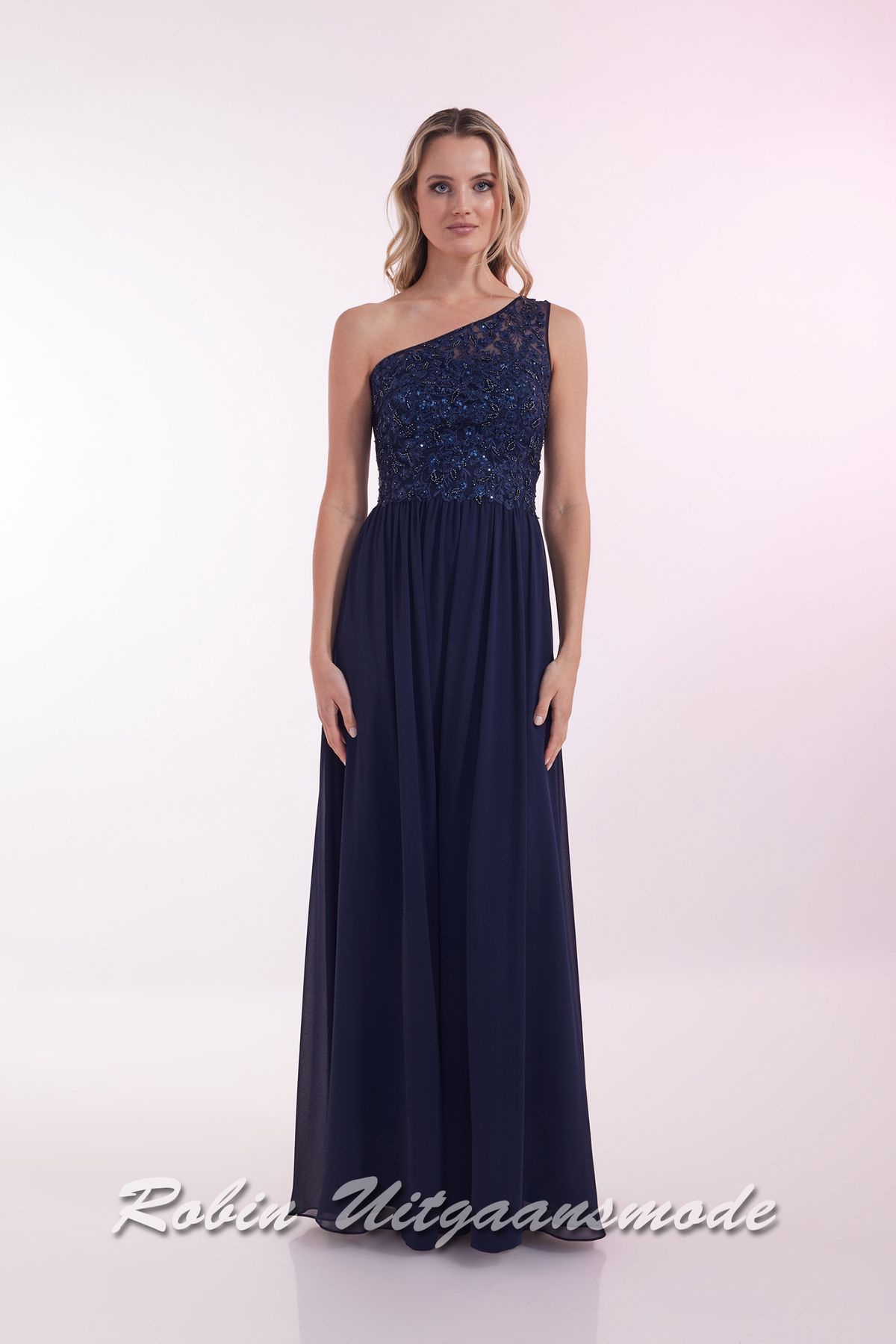 Navyblauwe One-shoulder avondjurk met kralen versierd kanten lijfje en lange chiffon rok