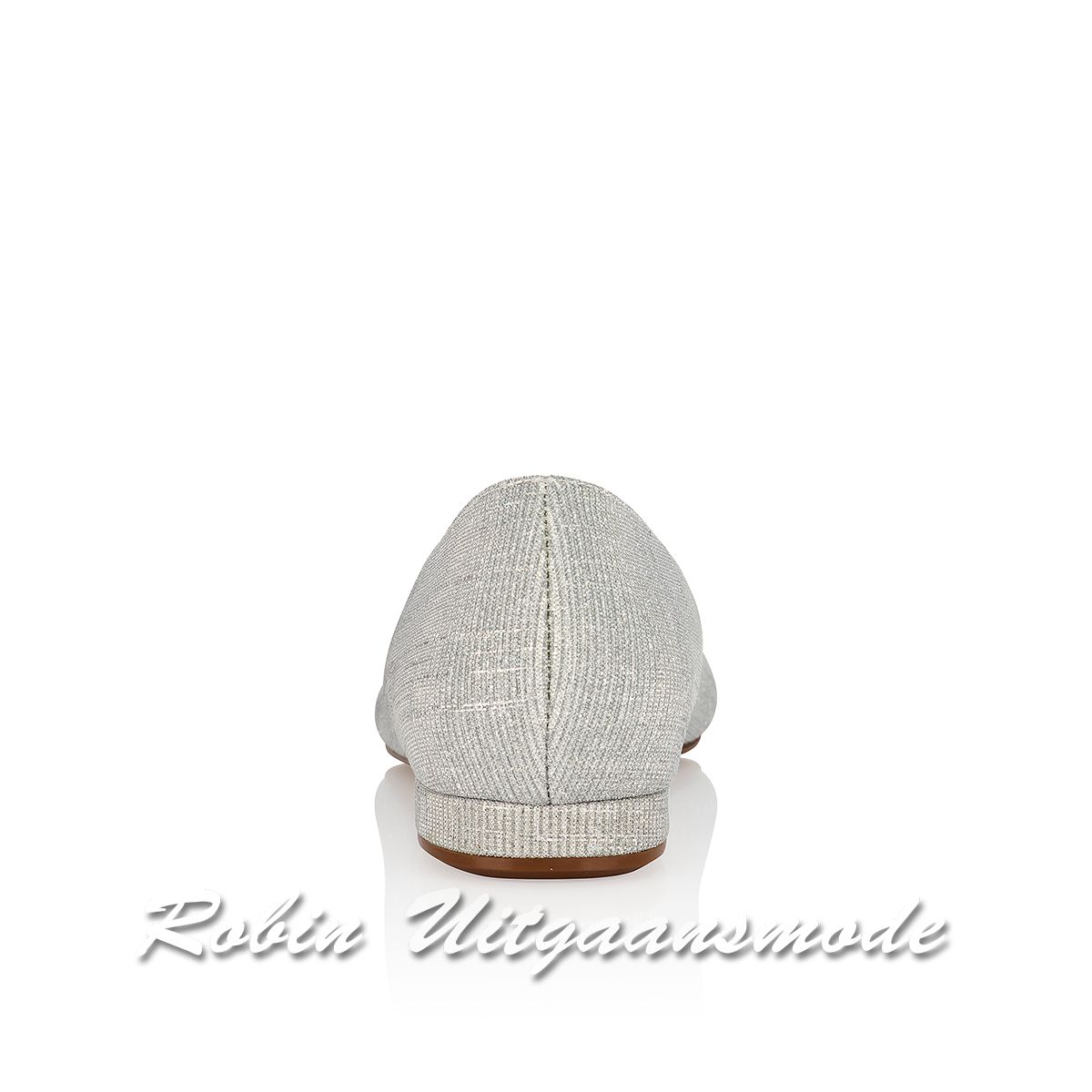 Achterkant van de zilveren Comfortabel gesloten ballerina in metallic kleuren