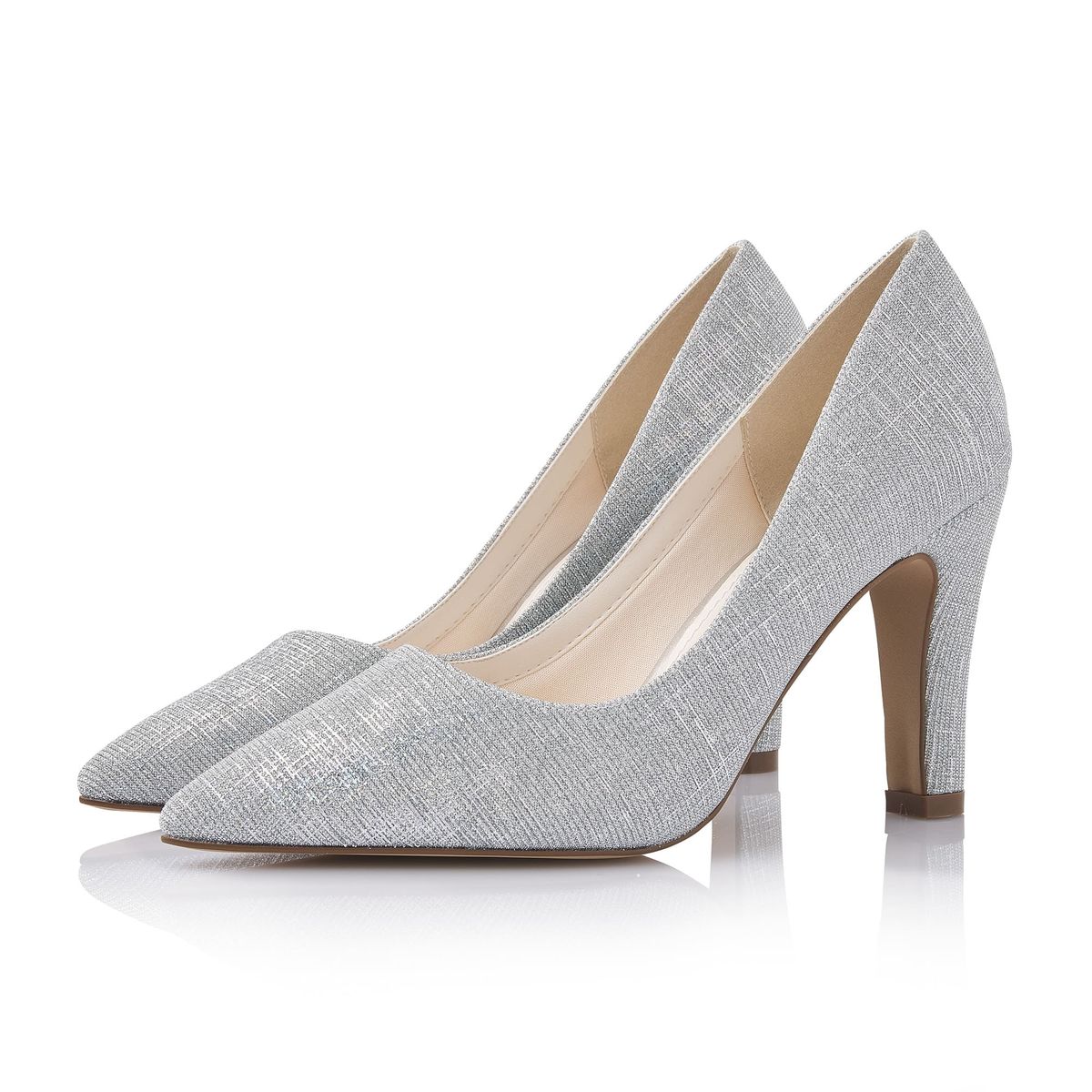 Modieuze zilver metallic pump met elegante neus en hoge hak, een paar
