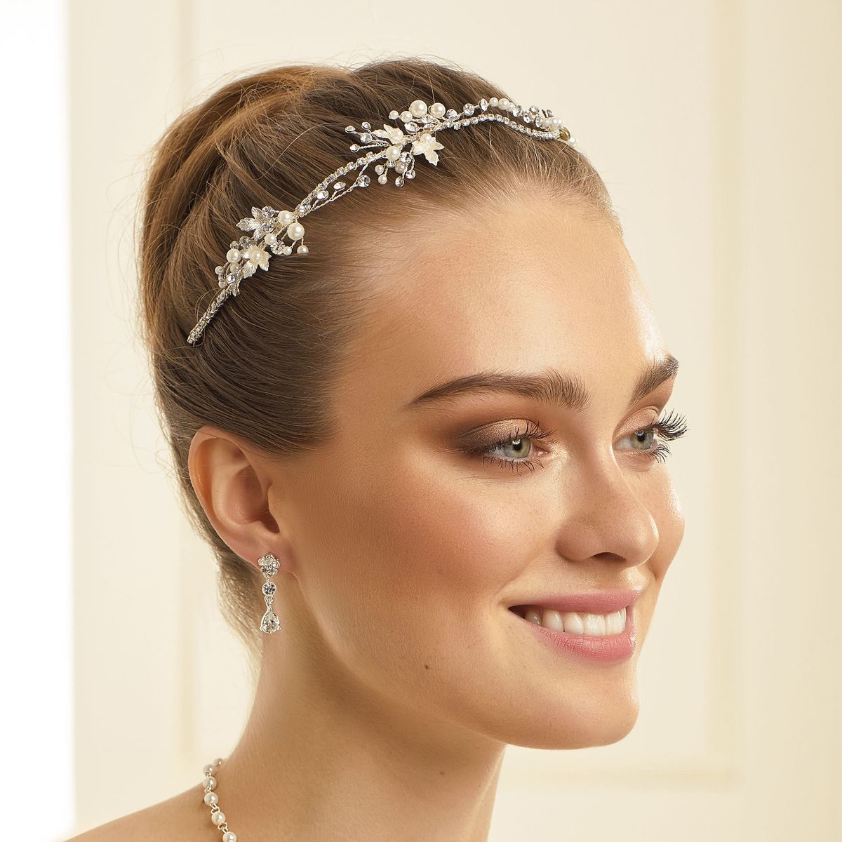 Grote bruidsdiadeem met diamantjes en parels