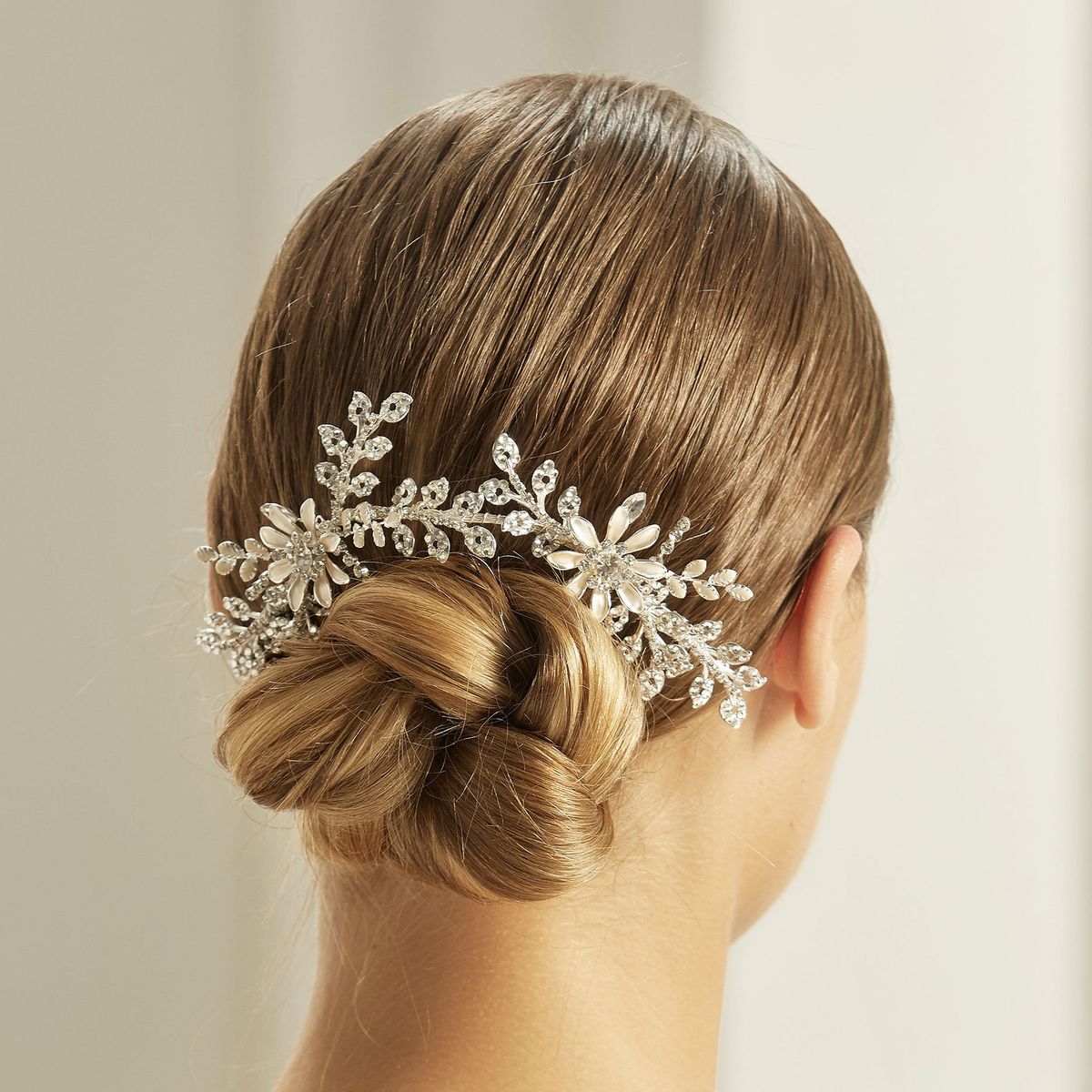 Bruid hoofdaccessoire met mini kristallen en bloemen.