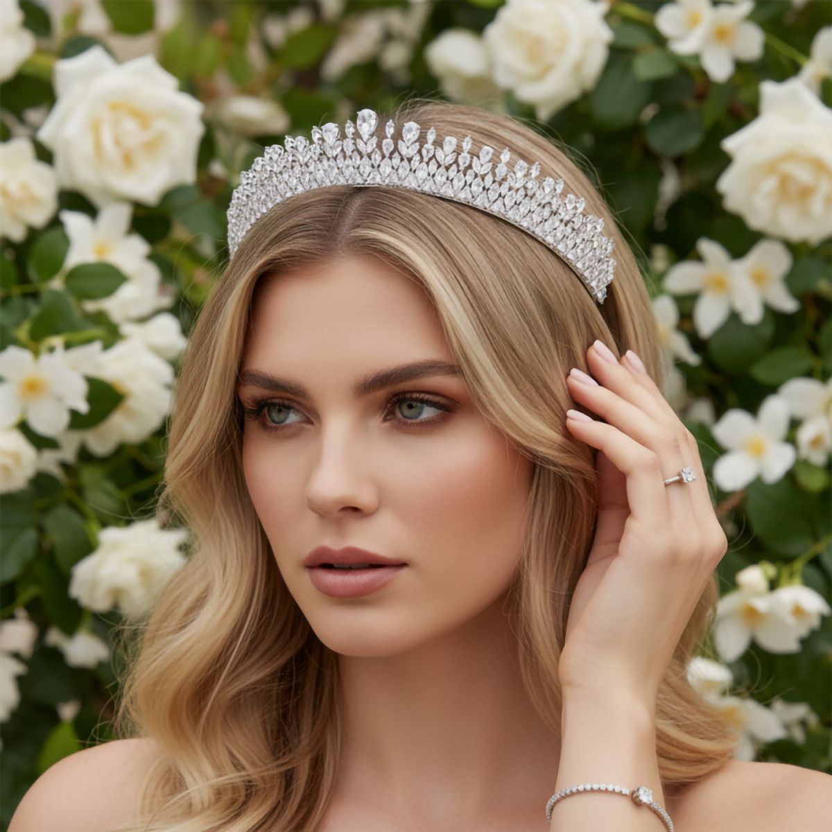 Glamour bruidstiara met zirkonia kristallen, gedragen door een bruidsmodel