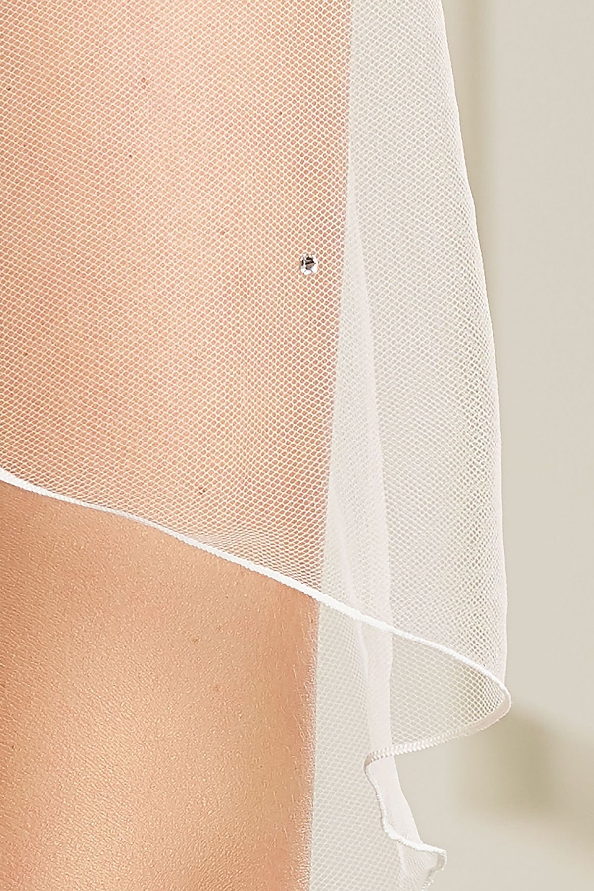 Detail van de Lange, dubbellaags bruidssluier met kristallen