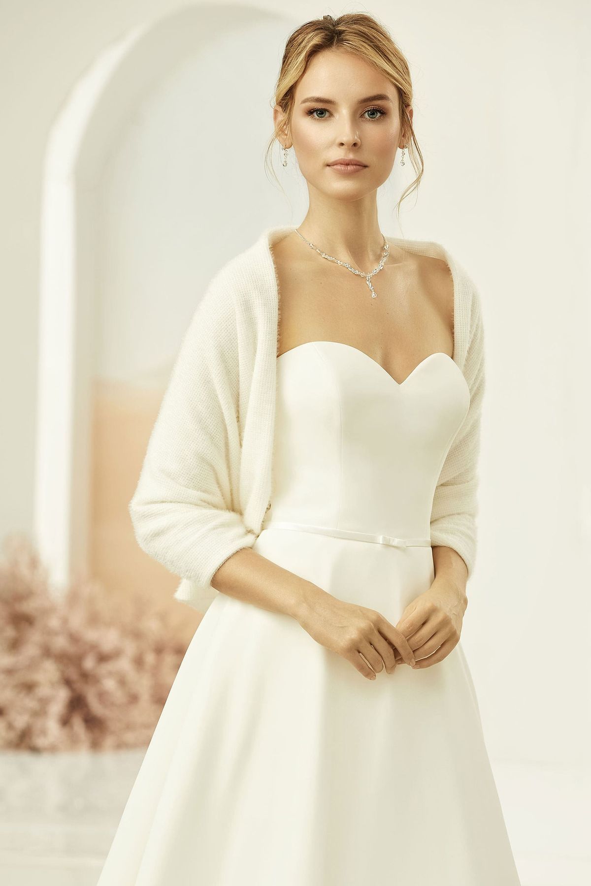 Bruidssjaal met kasjmier look, gedragen door een model