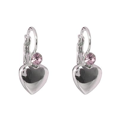 Oorbel met zilverkleurige hartje en kleine roze strassteen