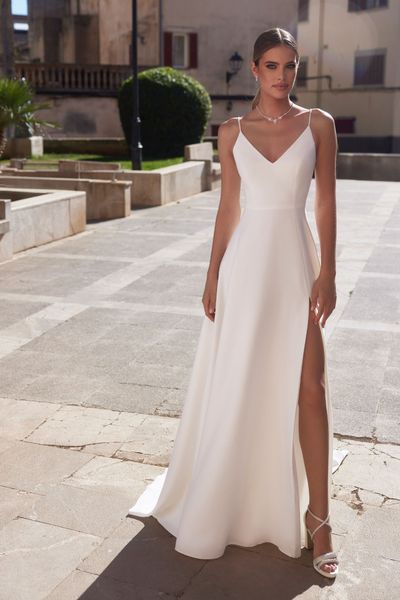 Simpele trouwjurk met split en open rug