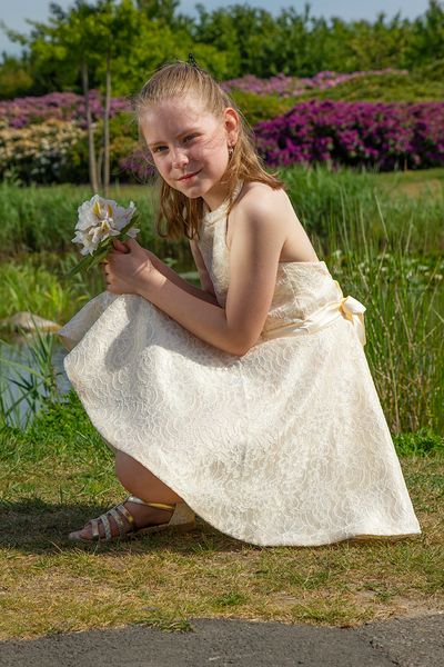 Kanten feestjurkjes in zandlopermodel met wijd uitlopende cirkelrok en een hoge ronde hals-sluiting in haltermodel.