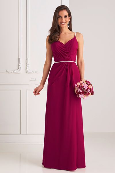 Sluikvallende gekleurde trouwjurk met V-hals en smalle bandjes.