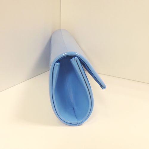 Modieuze clutch in lakleer, zijkant