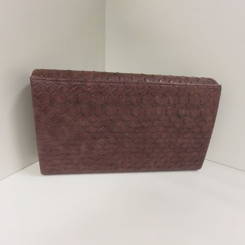 Stoere clutch met roodbruine slangenmotief, achterkant