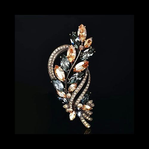 Vintage style broche versierd met kristallen