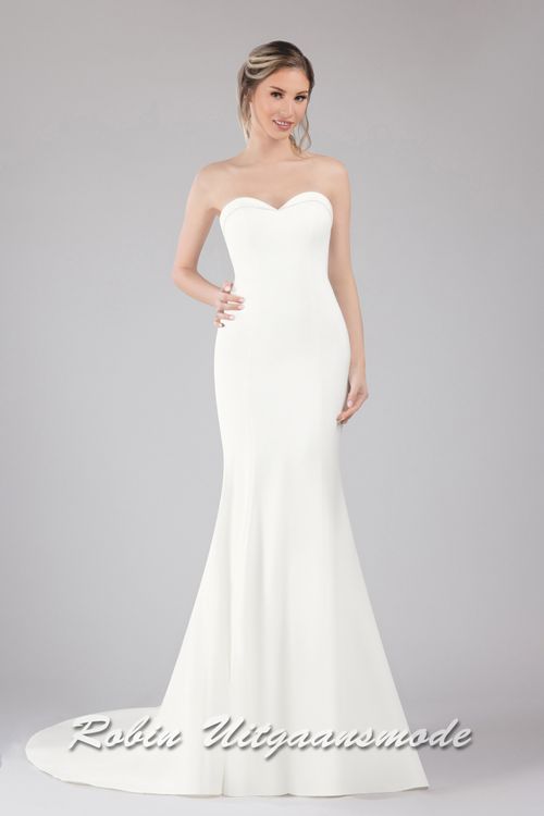 Fishtail bruidsjurk met heartshape strapless lijfje, vetersluiting op de rug en een rok met klein sleepje