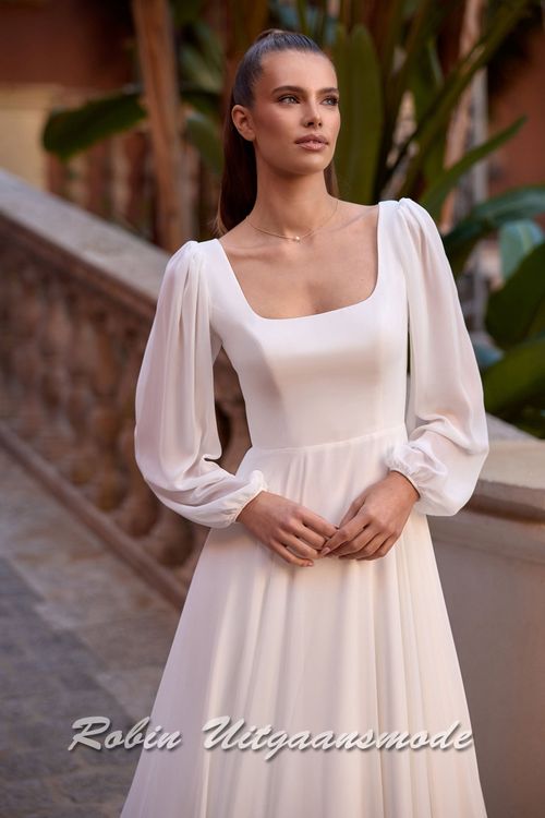 Close-up van de Romantische A-lijn bruidsjurk met lange chiffon mouwen, vierkante halslijn en wijd uitlopende chiffon rok met lange sleep
