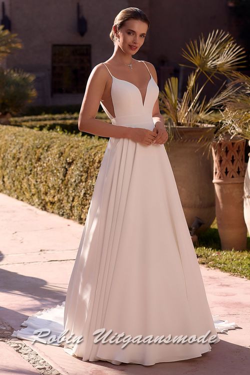 A-lijn trouwjurk met V-hals, een open rug, spaghettibandjes en een wijd uitlopende rok met lange sleep, zijaanzicht