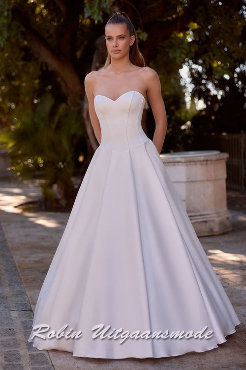 Strapless trouwjurk met lage taille, een A-lijn rok met verborgen zakken en kathedraal sleep