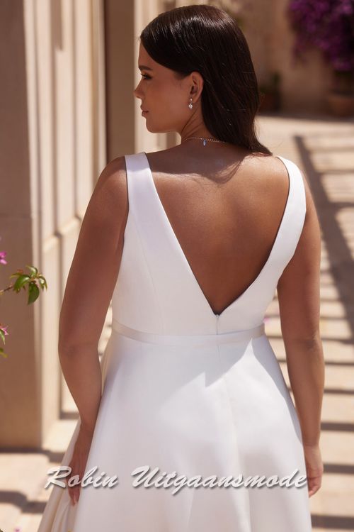 V-rug van de Eenvoudige plus size trouwjurk met V-hals en A-lijn rok met sleep