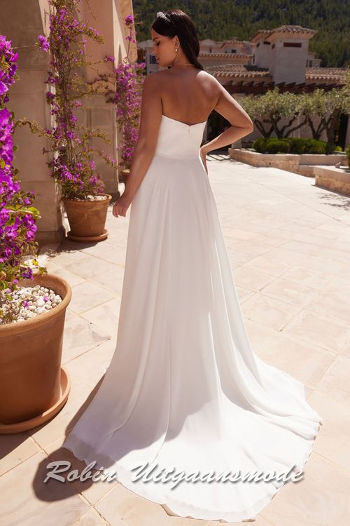 Achterkant van de Heartshape strapless trouwjurk met split in een grote maat