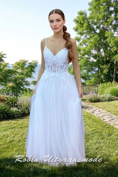 Witte trouwjurk met tule rok, een korset lijfje bedekt met kant, semi transparante taille en smalle bandjes.