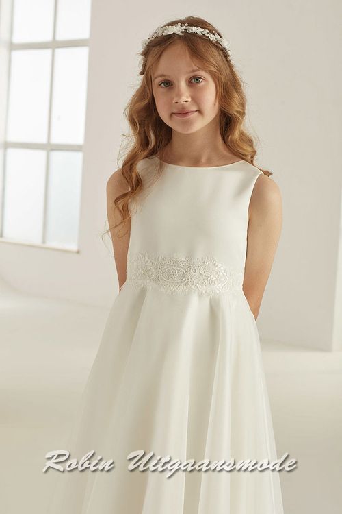 Detail van de Chiffon bruidsmeisjes jurk met organza rok en recht lijfje
