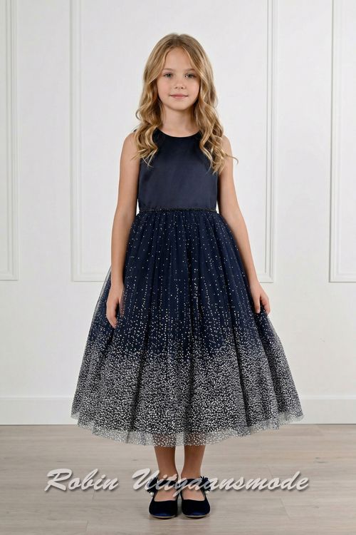 Navy blauwe meisjesjurk met wijd uitlopende rok en witte stippen in een waterval patroon