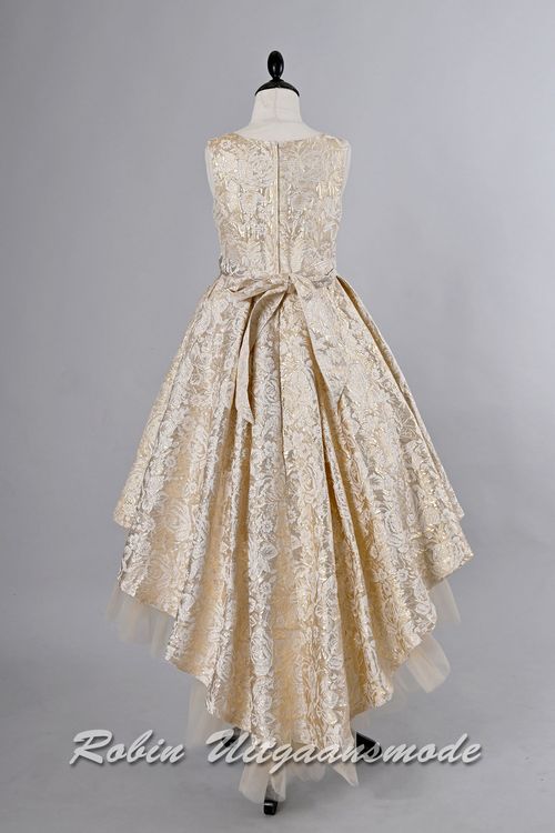 Achterkant van de Barokstijl bloemenmeisjes jurk met wijduitlopende rok en sleepje