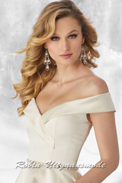 Close-up van de chamapgne Off-shoulder cocktailjurk met glitter tailleband