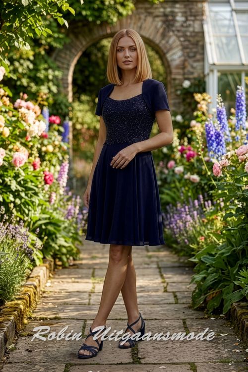 Korte navy blauw avondjurk met glitterlijfje, chiffon rok en jasje