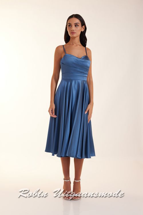 Aqua blauwe midi avondjurk met geplooide top, een heartshape halslijn, smalle bandjes en een zwierige rok met plooien tot over de knie