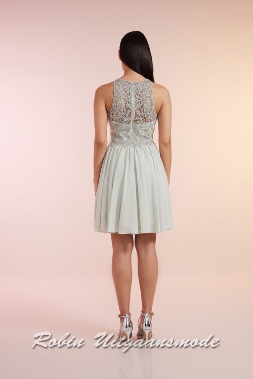 Achterkant van de Mint groen cocktailjurk met hooggesloten kanten lijfje, blote schouders en een geplooide chiffon rok tot net boven de knie