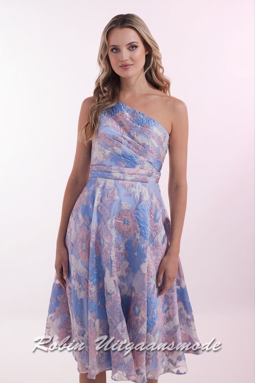 Close-up van de Multi-kleur One-shoulder cocktailjurk met fleurige print, schuinlopende lijfje en kort rok tot over de knie