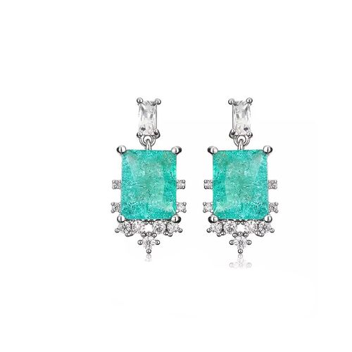 Sierlijke oorbellen met vierkant geslepen kristal in aqua blauw