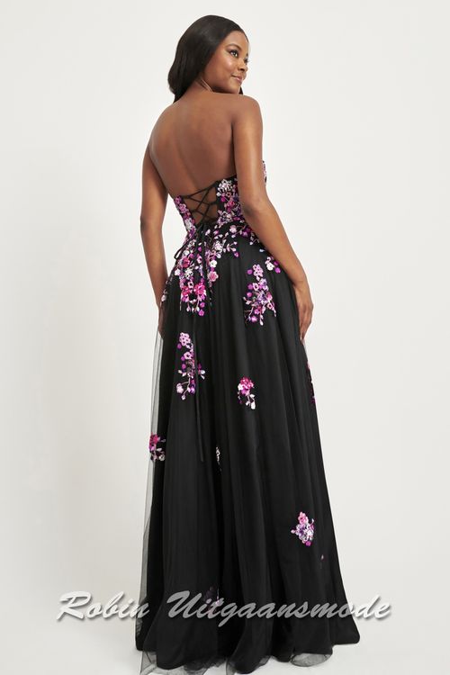 Open rug van de Strapless galajurk met bloemen versierd lijfje en tule rok