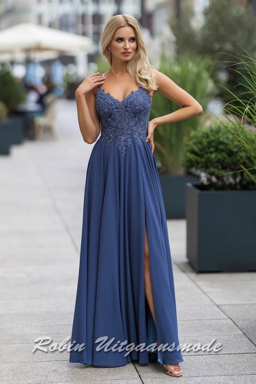 Chiffon indigo galajurk met kanten lijfje versierd met bloemen patroon, lage rug vetersluiting en lange rok met bescheiden split