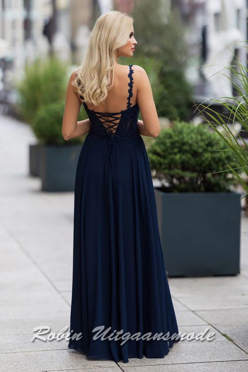 Achterkant van de Chiffon navy blauwe galajurk met kanten lijfje versierd met bloemen patroon, lage rug vetersluiting en lange rok met bescheiden split