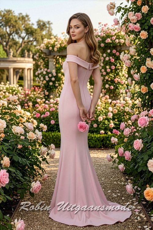 Achterkant van de Dusty rose Off-shoulder galajurk met fishtail rok en lange sleep