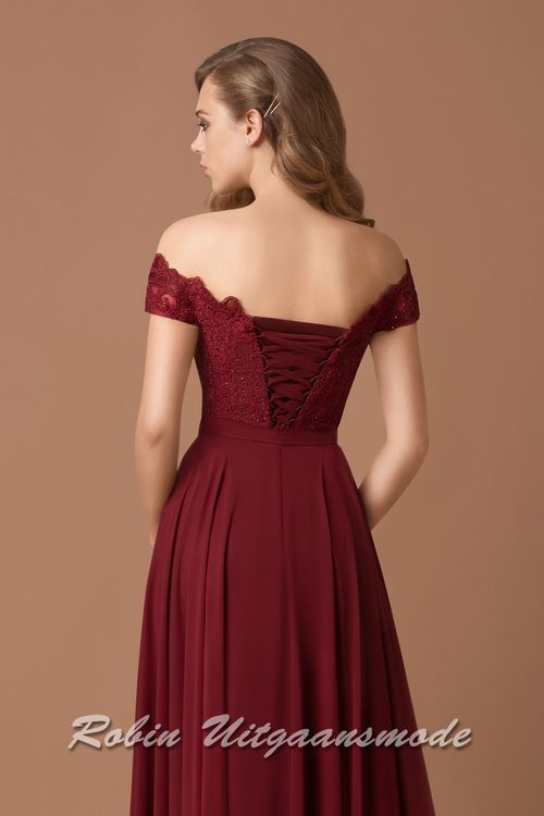 Cloase up van de achterzijde van de Off-shoulder galajurk met hartvormige kanten lijfje, vetersluiting op de rug en chiffon rok