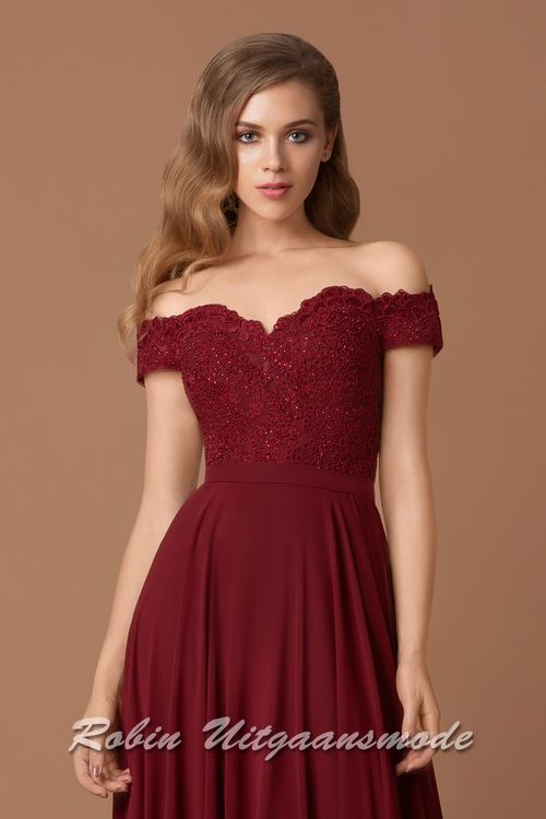 Voorkant van de Off-shoulder galajurk met hartvormige kanten lijfje, vetersluiting op de rug en chiffon rok