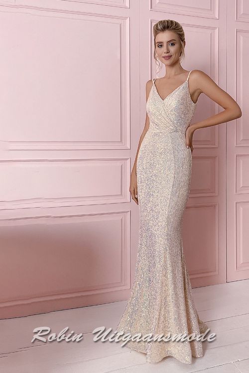 Champagne kleur Fishtail glitterjurk met gedrapeerde V-hals, smalle bandjes en een rugdecolleté