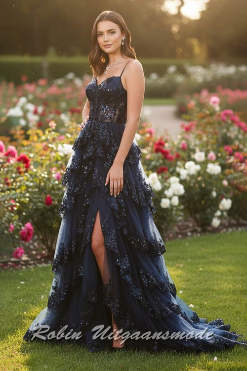 Zijaanzicht  van de Navy blauwe Glamour galajurk met waterval tule rok, een split en een lange sleep