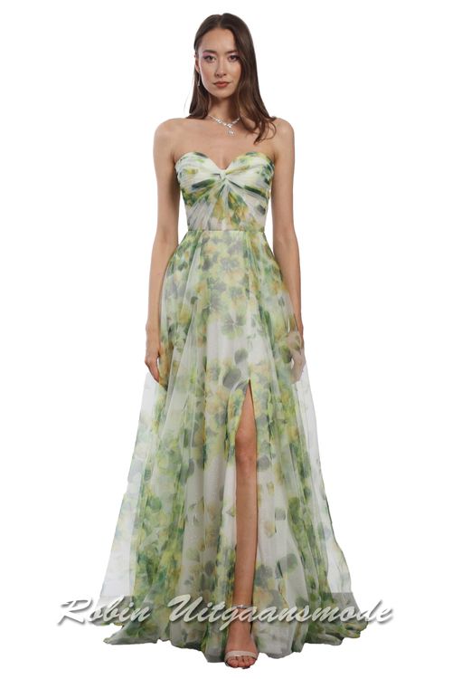 Zijaanzicht van de Strapless bloemenprint galajurk met een wijde rok en split