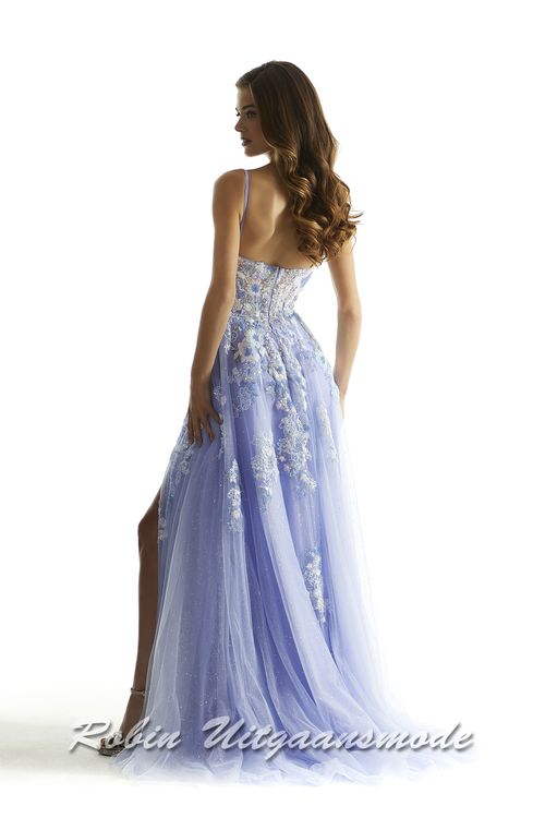 Achterkant van de periwinkle fleurige baljurk met split en pailletten