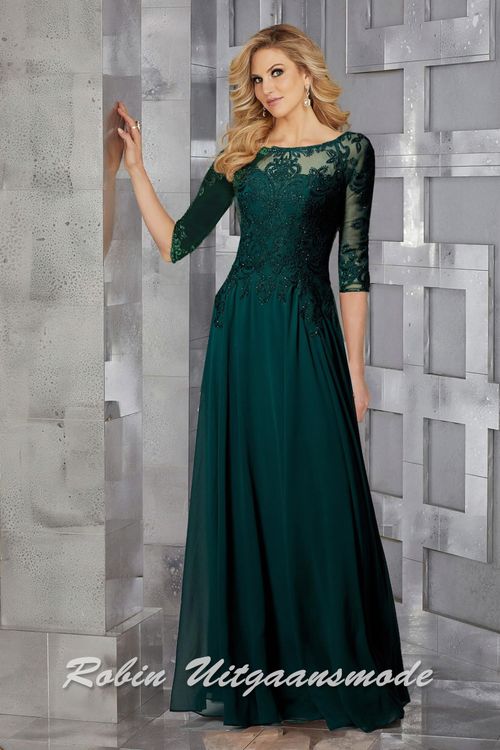 Smaragdgroene avondjurk met driekwart lange mouwen, boothals, een geborduurd lijfje met kristallen en een chiffon rok