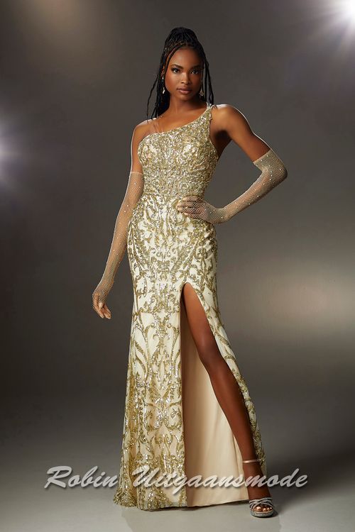 Glamour galajurk versierd met paillettenkralenwerk, one-shoulder halslijn en hoge split in de rok met sleepje