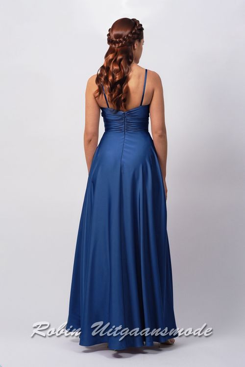 Achterkant van de Royal blauwe blauwe avondjurk met overslag V-hals, smalle bandjes, schuin weglopende plooien naar de taille en iets wijd uitlopende rok met split