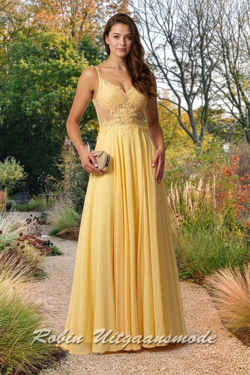 Botergele avondjurk met heartshape kanten lijfje, smalle bandjes, semi transparante taille en een chiffon rok met plooien en verborgen split